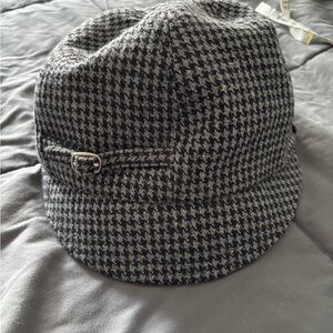 Stylish Black and Gray Houndstooth Women's Hat